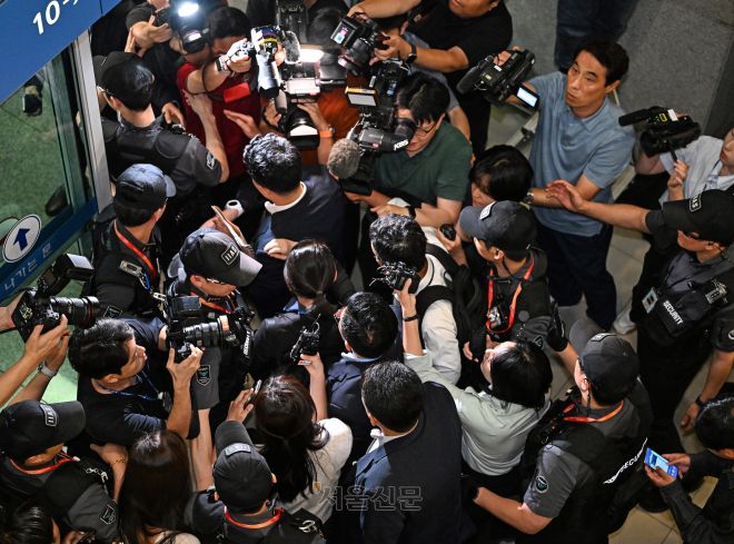 김건희 여사 일가의 ‘집사’로 알려진 김예성 씨가 12일 인천국제공항을 통해 입국하고 있다. 2025.8.12 홍윤기 기자