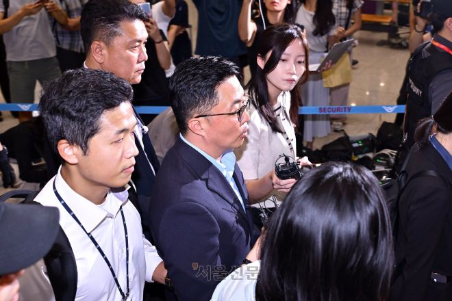 압송되는 집사 김예성 - 김건희 여사의 집사로 알려진 김예성 씨가 12일 베트남에서 입국 후 인천공항에서 체포돼 압송되고 있다. 2025.8.12 홍윤기 기자