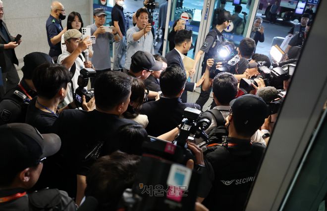 ‘김건희 집사’ 김예성 귀국 - 김건희 여사 일가의 ‘집사’로 알려진 김예성 씨가 12일 오후 인천국제공항 제1여객터미널을 통해 귀국해 김건희 특검팀(민중기 특별검사)에 체포된 뒤 특검 사무실로 인치되고 있다. 2025.8.12 홍윤기 기자