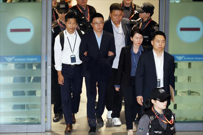 이른바 ‘집사 게이트’의 핵심 인물로 알려진 김예성 씨가 12일 인천국제공항 입국장에서 윤석열 전 대통령의 부인 김건희 여사 관련 의혹을 수사중인 김건희 특검팀(특별검사 민중기) 관계자들에 의해 체포되어 특검 사무실로 향하고 있다. 2025.8.12 홍윤기 기자