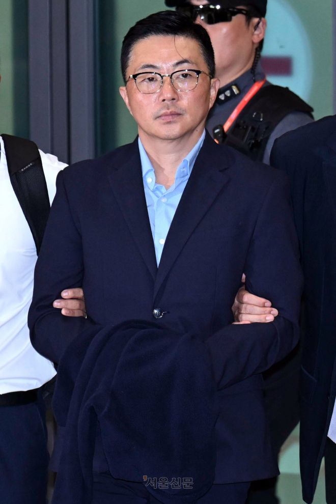 압송되는 집사 김예성 - 김건희 여사의 집사로 알려진 김예성 씨가 12일 베트남에서 입국 후 인천공항에서 체포돼 압송되고 있다. 2025.8.12 홍윤기 기자