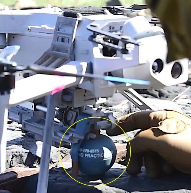 미군 병사가 M67 수류탄을 장착한 스카이디오 X10D 드론을 점검하고 있다. 미 육군 제공