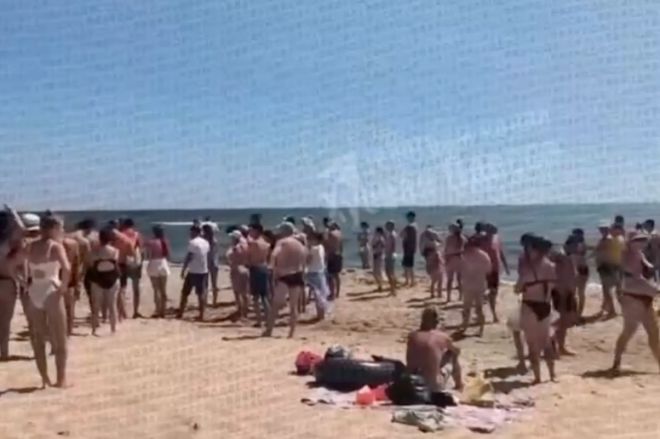 현지 시간으로 10일 낮 우크라이나 오데사주(州) 흑해 연안의 금지 구역에서 발생한 해저 지뢰 폭발로 3명이 사망했다. 사진은 폭발 현장을 바라보는 해변 관광객들. 텔레그램 영상 캡처