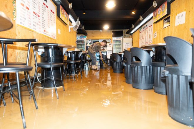 가게 안까지 들이닥친 흙탕물 - 13일 오후 서울 은평구 연신내역 인근 가게에서 상인이 폭우로 들이닥친 흙탕물을 청소하고 있다. 2025.8.13/뉴스1