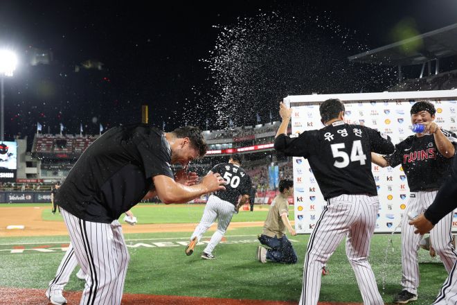 LG 트윈스 선수들이 12일 kt 위즈와 경기 직후 선발투수 앤더스 톨허스트(왼쪽)에게 물을 뿌리며 그의 KBO리그 데뷔 첫승을 축하하고 있다. LG 트윈스 제공