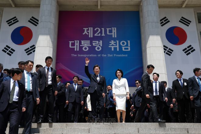 이재명 대통령 내외가 4일 오전 서울 여의도 국회 로텐더홀에서 취임 선서를 마치고 나와 잔디광장에 모인 시민들을 향해 인사하고 있다. 2025.6.4 국회사진기자단