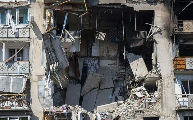 러시아는 흑해로 가는 주요 항구와 곡물 저장 및 수출 시설 등 경제적 인프라가 있는 오데사에 대한 공습을 꾸준히 반복하고 있다. 사진은 폭격으로 부서진 오데사 건물. 로이터 연합뉴스