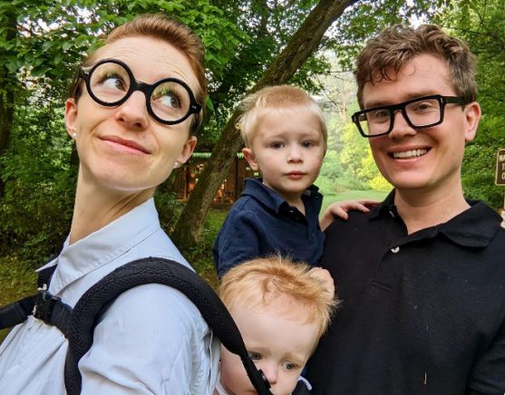 출산장려운동을 벌이는 맬컴 콜린스(오른쪽)와 시몬 부부 가족