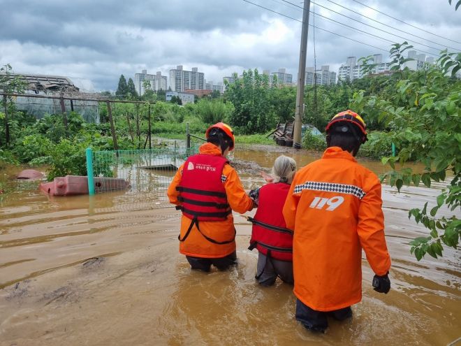 물에 잠긴 비닐하우스에서 인명 구조 - 경기북부소방재난본부는13일 경기 고양시 덕양구 대장동 비닐하우스 단지 침수사고로 비닐하우스 일대에 고립됐던 1명이 구조됐다고 밝혔다. 사진은 인명구조 현장 모습. 2025.8.13 경기북부소방재난본부 제공