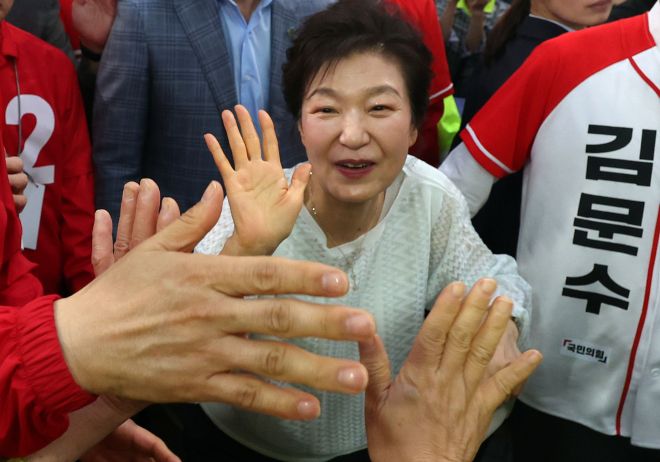 대선 하루 앞두고 진주 찾은 박근혜 전 대통령 - 제21대 대통령 선거 하루 전날인 2일 오후 박근혜 전 대통령이 경남 진주시 진주중앙시장을 찾아 인사하고 있다. 2025.6.2 연합뉴스