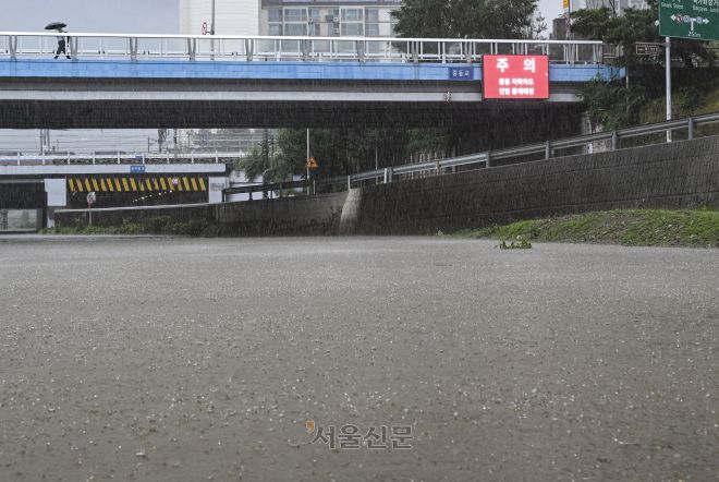 서울 일부 지역에 호우 특보가 발효된 13일 서울 마포구 불광천의 수위가 높아져 있다. 2025.8.13 이지훈 기자