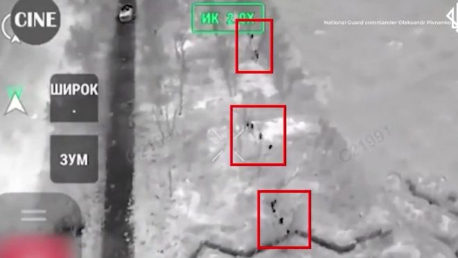 러시아 장갑차에 타고 있던 병사들이 최전선 격전지인 동부 도네츠크주(州) 포크로우스크 전선을 향해 진격하던 중 우크라이나군의 공격을 받는 모습. 우크라이나 국가방위군 제공