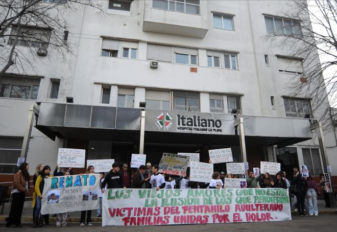 아르헨티나 부에노스아이레스 라 플라타에 있는 이탈리아노 병원 밖에서 오염된 약용 펜타닐 치료를 받고 사망한 환자들의 친척들이 정의를 요구하는 시위를 벌이고 있다. 2025.8.1 로이터 연합뉴스