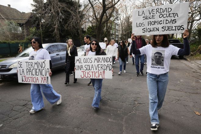 아르헨티나 라플라타에서 입원 중 펜타닐로 오염된 약물을 복용한 후 사망한 희생자의 친척들이 정의를 요구하는 시위를 벌이고 있다. 2025.8.1 AP 연합뉴스