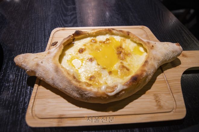 또 다른 조지아의 대표 음식인 하차푸리 중 세계적으로 유명한 아자리야식 하차푸리.