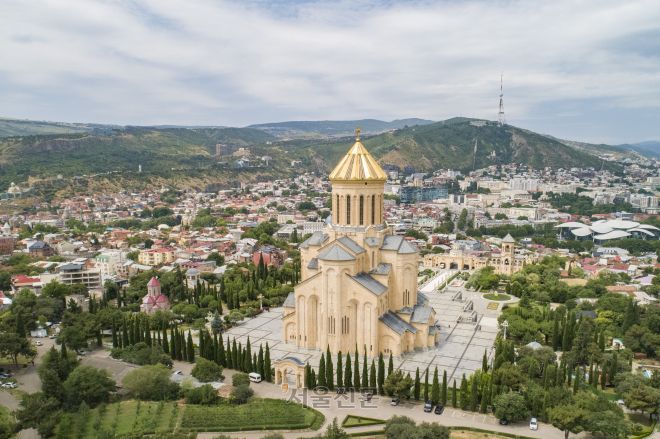 트빌리시의 성삼위일체 대성당. 전 세계 정교회 건물 중 세 번째로 큰 규모를 자랑한다.