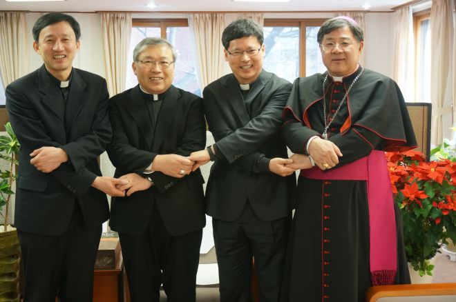 2013년 12월 31일 서울대교구 보좌주교로 임명된 유경촌(사진 왼쪽부터) 주교가 염수정 추기경(당시 대주교·서울대교구장), 정순택 대주교(당시 주교), 조규만 주교(당시 교구 총대리)와 함께 기념사진을 찍고 있다. 천주교 서울대교구 제공.