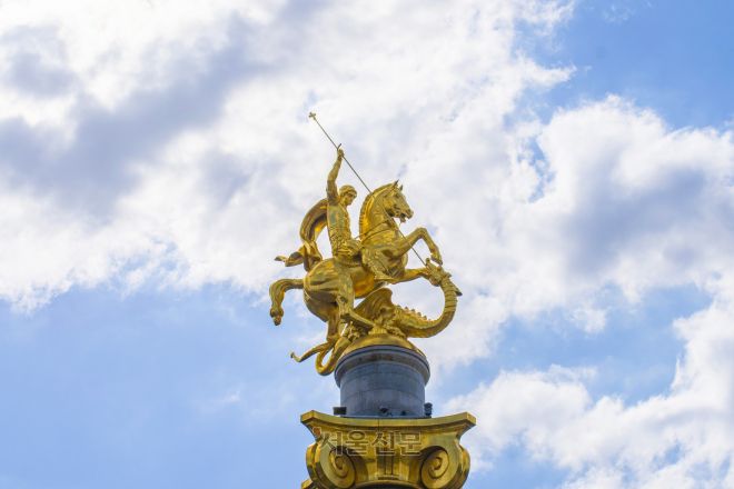 트빌리시 자유광장에 조지아의 이름이 유래된 성 게오르그 조각상이 우뚝 서 있다.