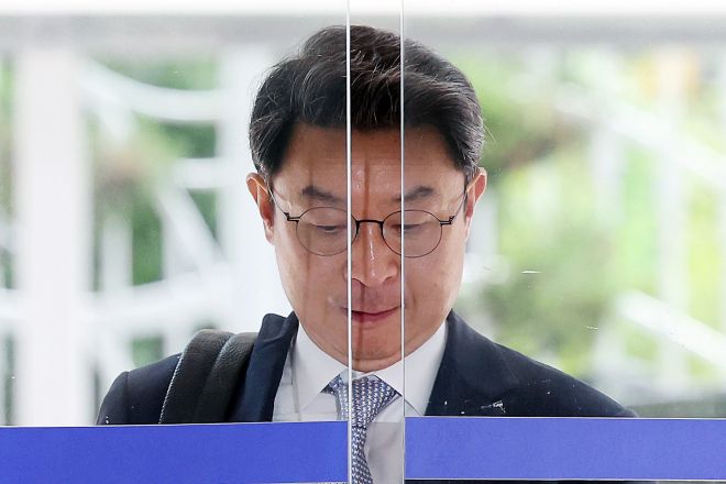 이억원 금융위원장 후보자가 14일 서울 중구 예금보험공사에 마련된 인사청문회 준비 사무실로 첫 출근하고 있다. 연합뉴스