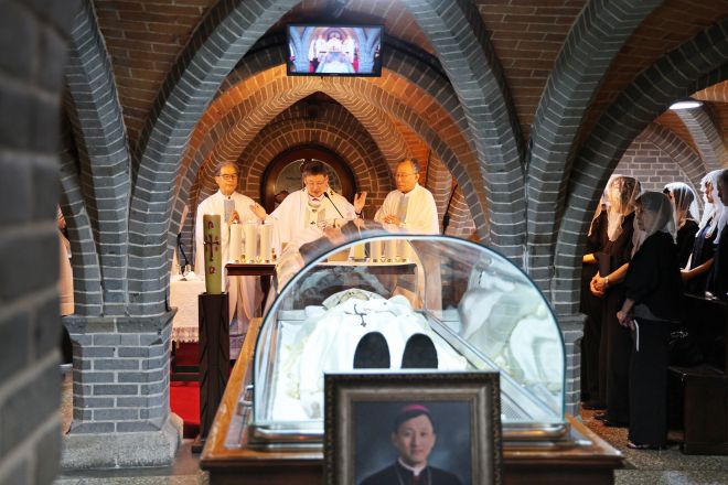 천주교 서울대교구장 정순택 대주교와 교구 주교단이 고 유경촌 주교의 빈소를 여는 미사를 봉헌하고 있다. 천주교 서울대교구 제공.