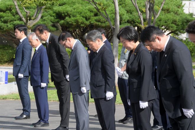 강기정 광주시장이 15일 광복 80주년을 맞아 광주독립운동기념탑에서 참배하고 있다. 광주광역시 제공.