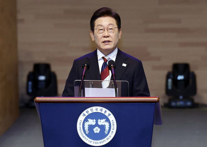 이재명 대통령이 15일 서울 세종문화회관에서 열린 80주년 광복절 경축식에서 경축사를 하고 있다. 2025.8.15 연합뉴스