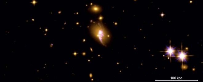 허블우주망원경으로 본 은하단 CHIPS 1911+4455. NASA/ESA/Hubble Heritage Team