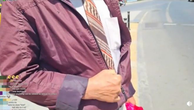 튀르키예 이스탄불 여행 중인 한국인 여성 A씨의 신체를 더듬은 70대 현지 남성이 징역 4년을 선고받았다는 소식이 뒤늦게 전해졌다. 사진은 지난 6월 A씨의 인터넷 생방송 중 가해 남성이 주먹을 쥐고 흔들며 음란한 손짓을 하는 모습(사진 일부 모자이크 처리함). 레딧 캡처