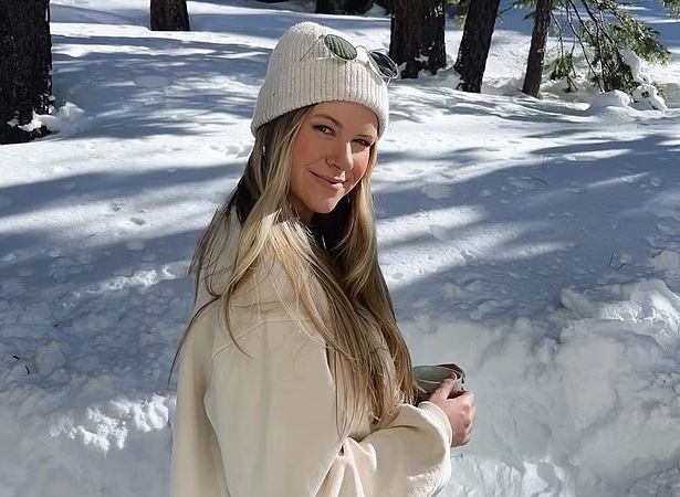 복통에 시달리던 미국의 한 여배우가 비행기 화장실에서 설사한 뒤 혹시 모를 감염병 확산 우려로 다음 비행편이 취소됐다며 사과의 뜻을 전했다. 인스타그램 캡처