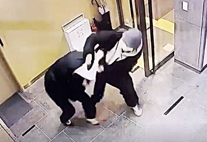 배현진 국민의힘 의원은 지난해 1월 25일 오후 5시쯤 서울 강남구 신사동의 건물 1층에서 10대 중학생 A군으로부터 돌덩이로 머리를 10여차례 가격당했다. 사진은 미성년자인 습격범이 배 의원을 습격하는 모습. 2024.1.25 배현진 의원실 제공