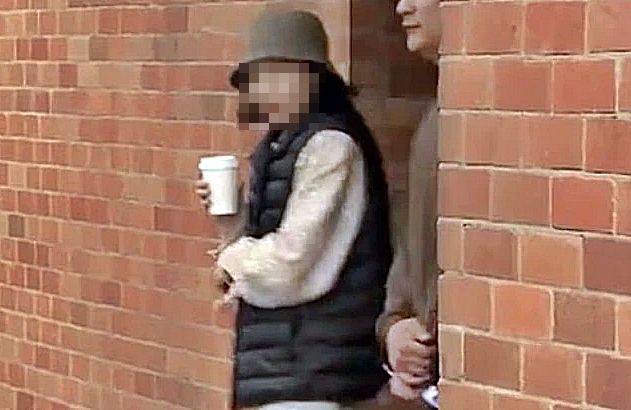 중국계 여성 양란란(23)은 7월 26일(현지시간) 새벽 호주 시드니에서 음주 상태로 최고급 롤스로이스 차량을 몰다 차선을 넘어 마주 오던 메르세데스-벤츠 차량과 정면충돌했다. 이 사고로 벤츠 차량 운전자가 크게 다쳤다. 사진은 양씨가 보석 석방되는 모습. 2025.8.15 호주 뉴스9 화면