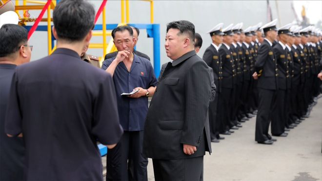 김정은 북한 국무위원장이 지난 18일 구축함 최현호를 방문해 함의 무장체계 통합운영 시험과정과 구축함 해병들의 훈련 및 생활 상황을 파악했다고 조선중앙TV가 19일 보도했다. 2025.8.19 조선중앙TV 화면 연합뉴스