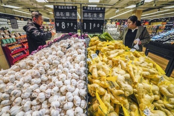 중국 허베이성 쭌화의 한 슈퍼마켓에서 주민들이 물건을 보고 있다. 쭌화 신화 연합뉴스