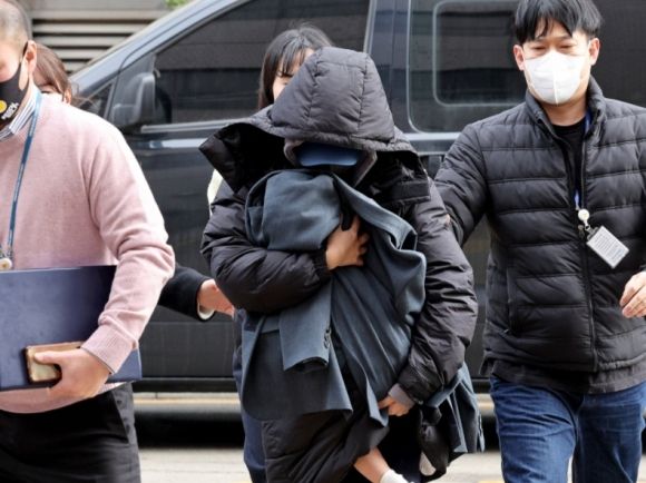 배우 고(故) 이선균씨를 협박해 금품을 뜯은 혐의를 받는 전직 영화배우 B씨가 28일 인천 미추홀구 인천지법에서 열린 구속 전 피의자 심문(영장실질심사)에 출석하고 있다. 2023.12.28 뉴스1