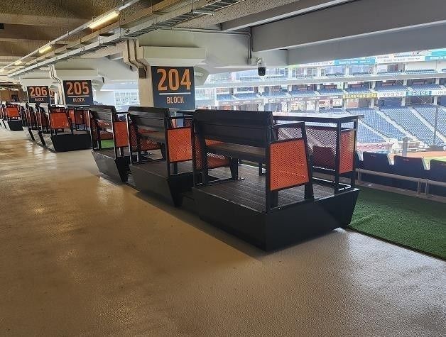 프로야구 한화이글스가 홈구장인 한화생명볼파크의 장애인석을 바닥의 장애인석 표식을 카펫으로 가리고 특별석을 만들어 좌석을 판매해 온 것으로 드러났다. 대전시 제공