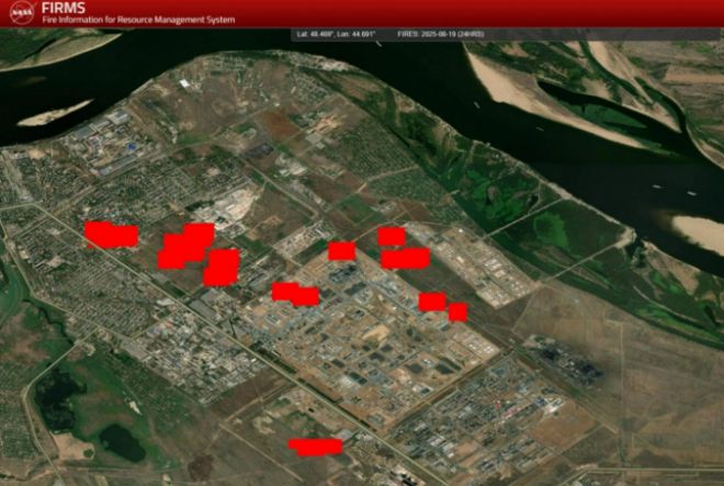 현지시간으로 19일 러시아 볼고그라드 인근 정유 공장이 우크라이나군의 드론 공습을 받으면서 대규모 화염에 휩싸였다. 사진은 미국우주항공국(NASA)의 FIRMS 웹사이트에 공개된 화재 당시 위성 사진.