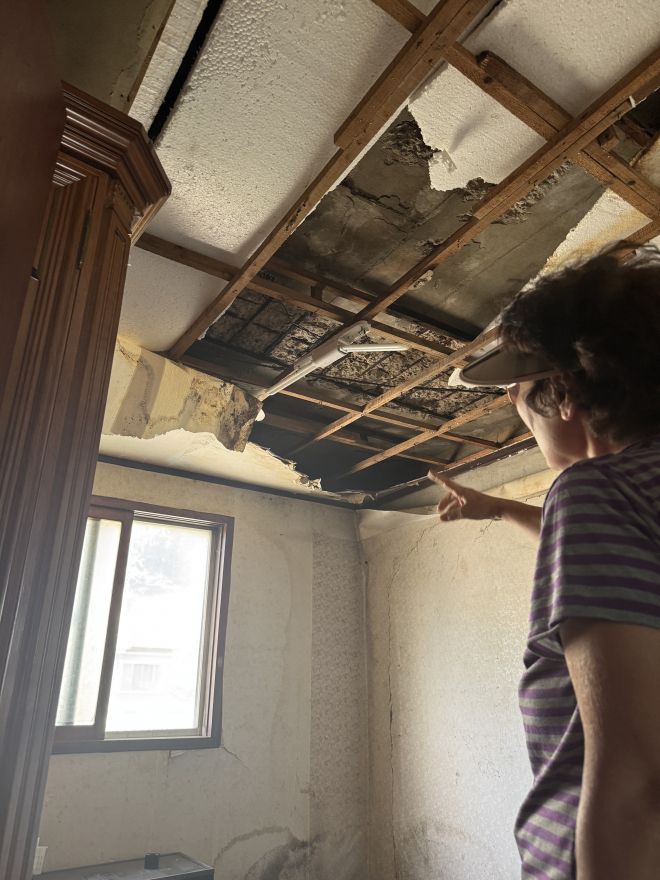 창원 봉암연립주택에 사는 한 주민이 내려앉은 한 가구 내 천장을 가리키고 있다. 2025.8.19. 이창언 기자