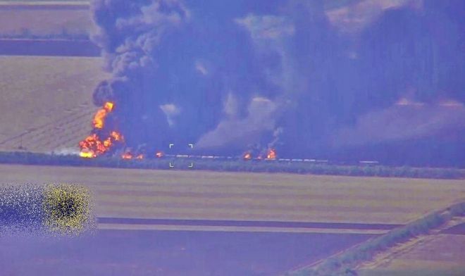 도널드 트럼프 미국 대통령과 볼로디미르 젤렌스키 우크라이나 대통령, 유럽 지도자들 간 워싱턴 회담 직후인 19일(현지시간) 러시아군이 점령 중인 우크라이나 남동부 자포리자주 몰로찬스크에서 우크라이나군 제65독립기계화여단이 자폭 드론으로 러시아군 물류 열차를 폭파했다고 우크라이나 언론이 전했다. 2025.8.19 텔레그램