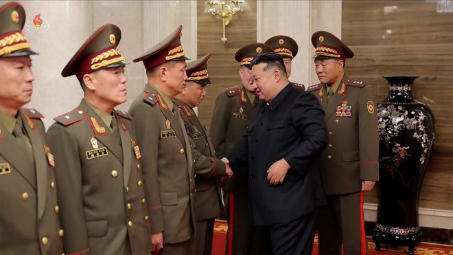 김정은 북한 국무위원장이 지난 20일 당 중앙위원회 본부청사에서 국가표창수여식 참석차 귀국한 해외작전부대 주요 지휘관들을 만났다고 조선중앙TV가 21일 보도했다. 2025.8.21 조선중앙TV 연합뉴스