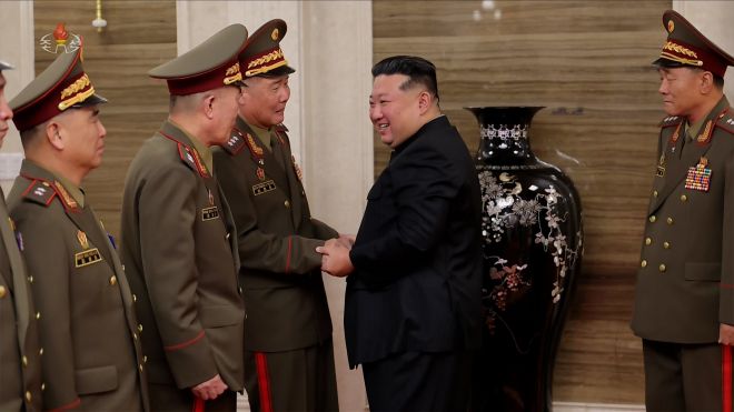 김정은 북한 국무위원장이 지난 20일 당 중앙위원회 본부청사에서 국가표창수여식 참석차 귀국한 해외작전부대 주요 지휘관들을 만났다고 조선중앙TV가 21일 보도했다. 2025.8.21 조선중앙TV 연합뉴스