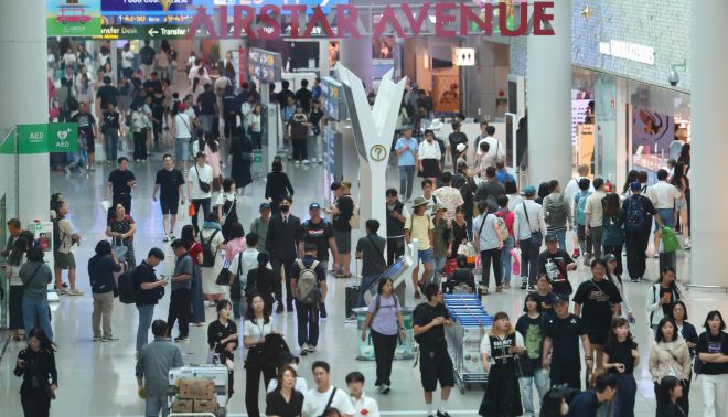 여름휴가 성수기인 1일 인천국제공항 제1여객터미널 면세구역이 해외로 출국하는 탑승객들로 붐비고 있다. 2025.8.1 연합뉴스