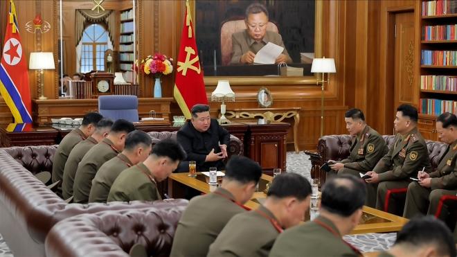 김정은 북한 국무위원장이 지난 20일 당 중앙위원회 본부청사에서 국가표창수여식 참석차 귀국한 해외작전부대 주요 지휘관들을 만났다고 조선중앙TV가 21일 보도했다. 2025.8.21 조선중앙TV 연합뉴스