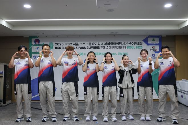 한국 클라이밍 국가대표팀이 21일 서울 올림픽파크텔에서 열린 2025 국제스포츠클라이밍연맹(IFSC) 서울 스포츠·파라클라이밍 세계선수권대회 미디어데이에서 각오를 밝히고 있다.  왼쪽부터 서종국 감독, 조해성, 이도현, 서채현, 성한아름, 김자인, 정지민, 박희용 감독. 대한산악연맹 제공
