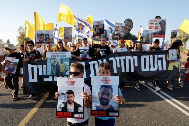 팔레스타인 무장정파 하마스의 지난해 10월 7일 기습 공격 당시 납치된 인질들의 가족과 지지자들이 20일(현지시간) 이스라엘 베에리 인근 가자지구 접경에서 행진하며 전원 석방과 전쟁 종식을 촉구하고 있다. 로이터 연합뉴스