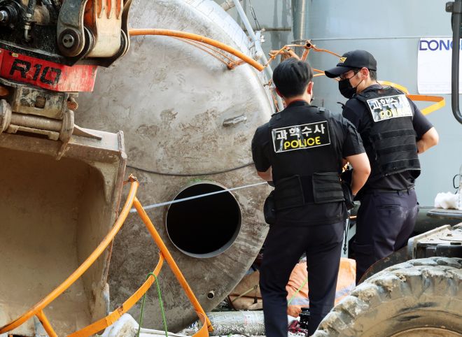 순천 레미콘공장 질식사고 현장 - 21일 오후 전남 순천시 한 레미콘공장에서 간이탱크 청소작업 중이던 작업자들이 의식 불명 상태에 빠지는 사고가 발생했다. 경찰과학수사대가 현장 조사하고 있다. 2025.8.21 연합뉴스