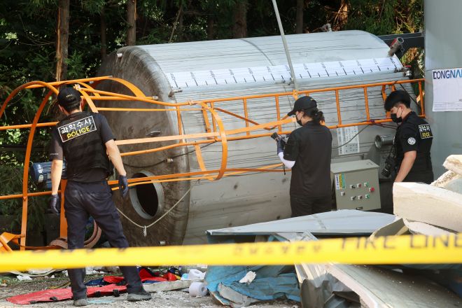 21일 오후 전남 순천시 한 레미콘공장에서 간이탱크 청소작업 중이던 작업자들이 의식 불명 상태에 빠지는 사고가 발생했다. 경찰과학수사대가 현장 조사하고 있다. 2025.8.21 연합뉴스