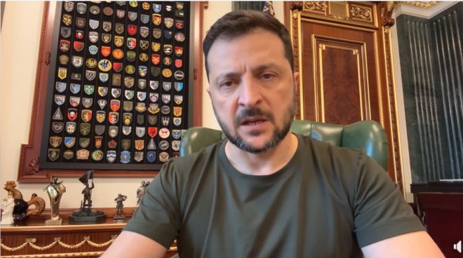 볼로디미르 젤렌스키 우크라이나 대통령이 2025년 8월 21일(현지시간) 키이우 집무실에서 저녁 연설을 통해 러시아의 무카체보 미사일 공격을 “미국 소유 공장과 투자에 대한 정밀 타격”이라고 규정하며 국제사회의 강력한 대응을 촉구하고 있다. 젤렌스키 대통령 페이스북 캡처