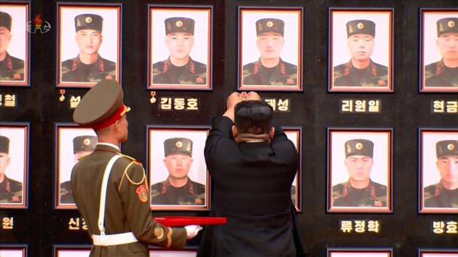 김정은, 러 파병 희생자들에 영웅메달 수여 - 김정은 북한 국무위원장이 당 중앙위원회 본부청사에서 열린 해외작전부대 국가표창수여식에서 희생된 ‘열사’들의 초상 옆에 직접 ‘공화국영웅메달’을 달아주었다고 조선중앙TV가 22일 보도했다. [조선중앙TV 화면] 2025.8.22 연합뉴스