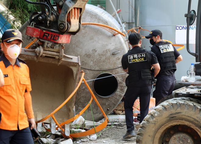 21일 오후 전남 순천시 한 레미콘공장에서 간이탱크 청소작업 중이던 작업자들이 의식 불명 상태에 빠지는 사고가 발생했다. 경찰과학수사대가 현장 조사하고 있다. 2025.8.21 연합뉴스