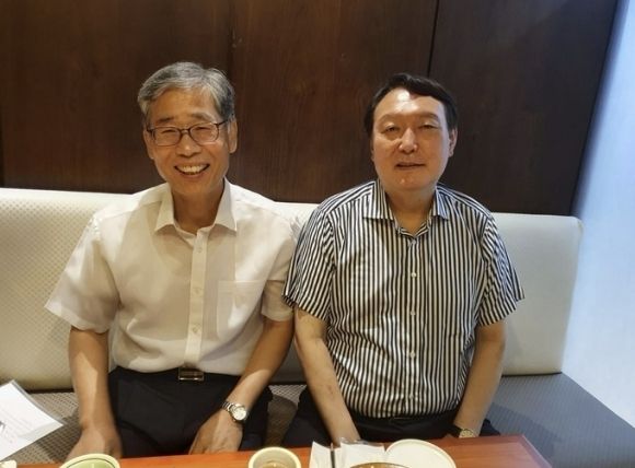 윤석열 전 대통령의 멘토로 알려졌던 신평(왼쪽) 변호사가 공정세상연구소 이사장이던 2021년 7월 자신의 페이스북에 당시 국민의힘 대선 후보이던 윤 전 대통령 지지를 밝히며 올린 사진. 신 변호사 페이스북 캡처